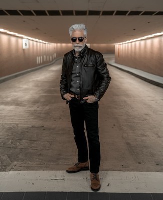 Какие повседневные ботинки носить с черным бомбером мужчине