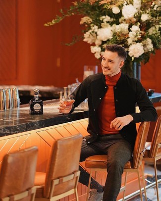 Как носить черный бомбер с темно-серыми кроссовками мужчине