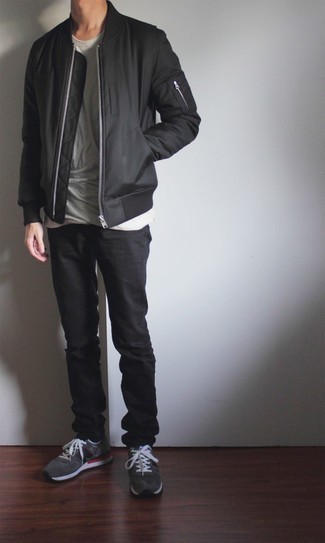 Как носить черный бомбер с темно-серыми кроссовками мужчине