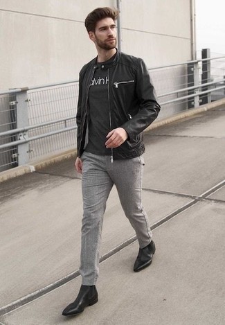 Как носить черный бомбер с темно-серыми брюками чинос