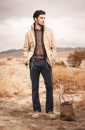 Как носить черный бомбер с темно-серыми брюками чинос