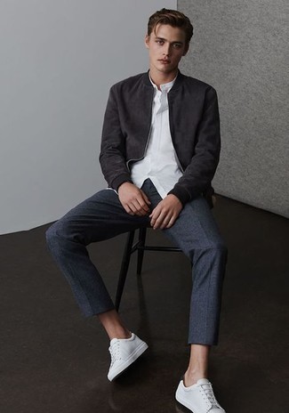 Как носить черный бомбер с темно-серыми брюками чинос