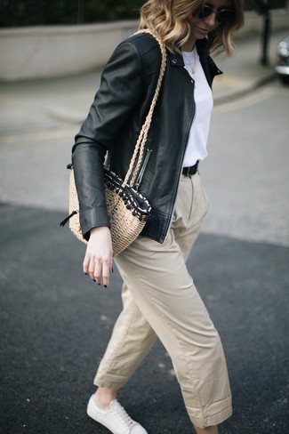 Какие брюки чинос носить с черным бомбером женщине