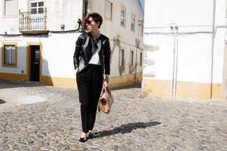 Какие классические брюки носить с черным бомбером женщине