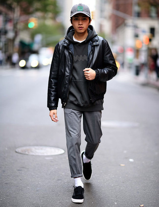 Как носить черный бомбер с серыми брюками чинос