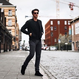 Как носить черный бомбер с серыми брюками чинос