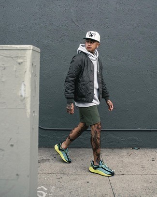 Как носить черный бомбер с серым худи мужчине