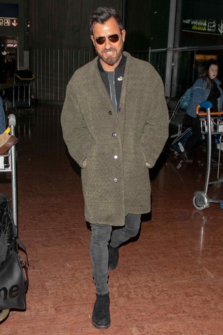 Как носить черный бомбер с серыми джинсами мужчине