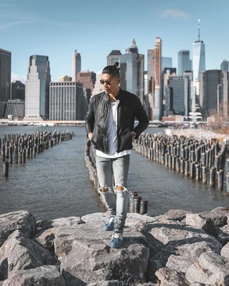 Как носить черный бомбер с серыми джинсами мужчине