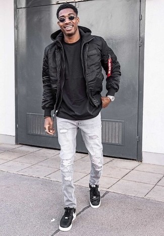 Как носить черный бомбер с серыми рваными джинсами мужчине