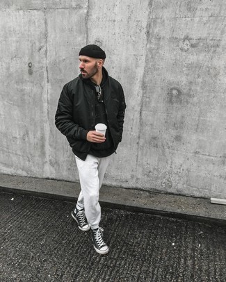 Как носить черный бомбер с серыми спортивными штанами мужчине