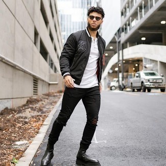 Какие футболки на пуговицах носить с черным бомбером мужчине