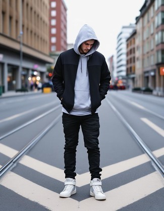 Какие высокие кеды носить с черным бомбером мужчине