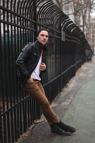 С чем носить черный бомбер мужчине в прохладную погоду