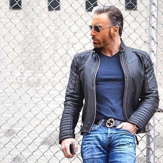 С чем носить черный бомбер за 50 лет мужчине