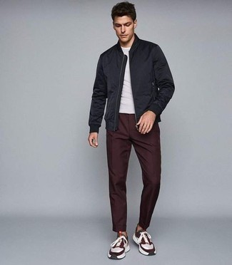 С чем носить черный бомбер мужчине