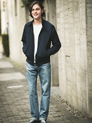Как носить черный бомбер с голубыми джинсами мужчине