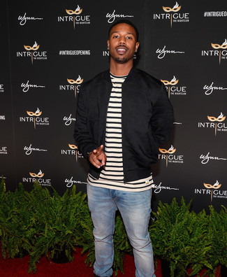 Как носить черный бомбер с голубыми джинсами мужчине