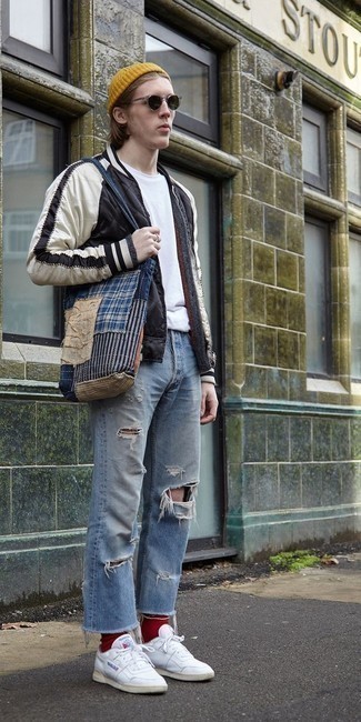 Как носить черный бомбер с голубыми джинсами мужчине