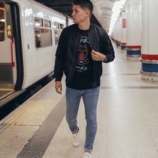 Как носить черный бомбер с голубыми джинсами мужчине