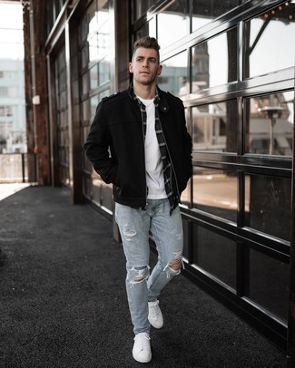 Как носить черный бомбер с голубыми рваными джинсами мужчине