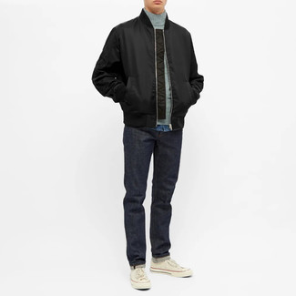 Какие низкие кеды носить с черным бомбером мужчине