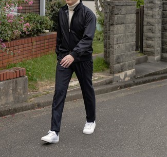 Какие низкие кеды носить с черным бомбером мужчине