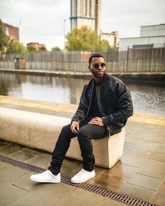 Какие низкие кеды носить с черным бомбером мужчине