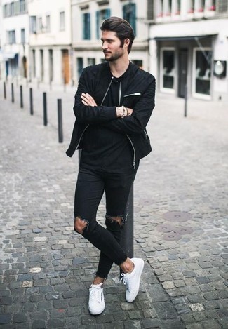 Какие низкие кеды носить с черным бомбером мужчине