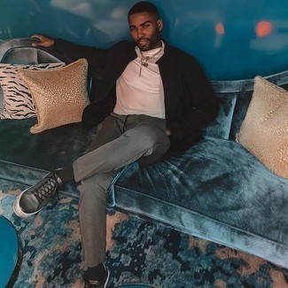 Какие низкие кеды носить с черным бомбером мужчине