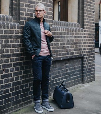 Как носить черный бомбер с темно-синими брюками чинос