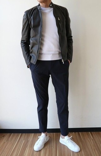 Как носить черный бомбер с темно-синими брюками чинос