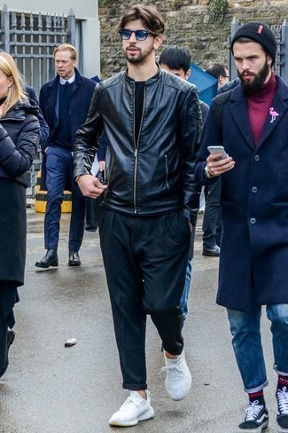 Как носить черный бомбер с темно-синими брюками чинос