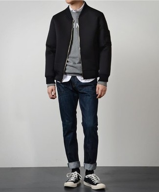 Как носить черный бомбер с темно-синими джинсами мужчине