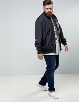 Как носить черный бомбер с темно-синими джинсами мужчине