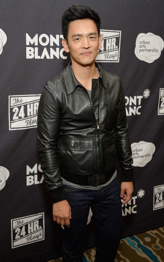 Как носить черный бомбер с темно-синими джинсами мужчине