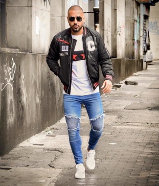 Как носить черный бомбер с темно-синими джинсами мужчине