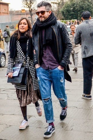 Как носить черный бомбер с темно-синими джинсами мужчине