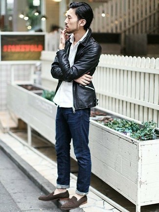 Как носить черный бомбер с темно-синими джинсами мужчине