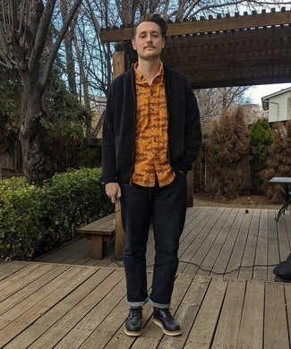 Как носить черный бомбер с темно-синими джинсами мужчине