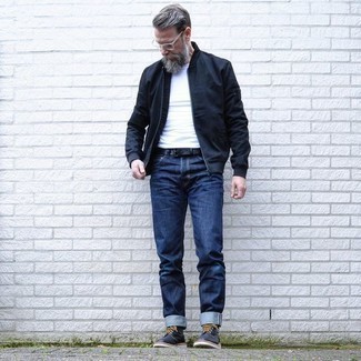 Как носить черный бомбер с темно-синими кожаными повседневными ботинками мужчине