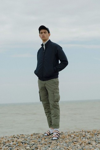 Как носить черный бомбер с оливковыми брюками карго