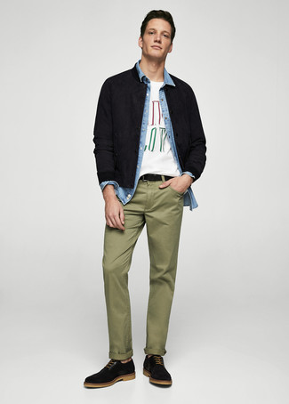 Как носить черный бомбер с оливковыми брюками чинос