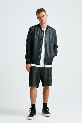 Какие шорты носить с черным бомбером мужчине