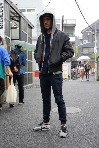 Как носить черный бомбер с серебряными кроссовками мужчине