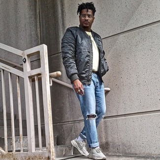 Как носить черный бомбер с серебряными кроссовками мужчине
