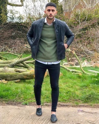 Какие зауженные джинсы носить с черным бомбером мужчине