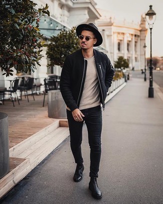 Какие зауженные джинсы носить с черным бомбером мужчине