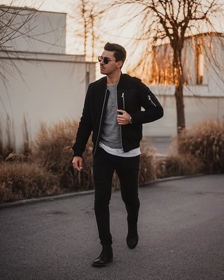 Какие зауженные джинсы носить с черным бомбером мужчине