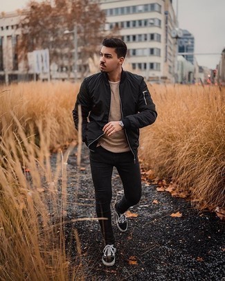 Какие зауженные джинсы носить с черным бомбером мужчине